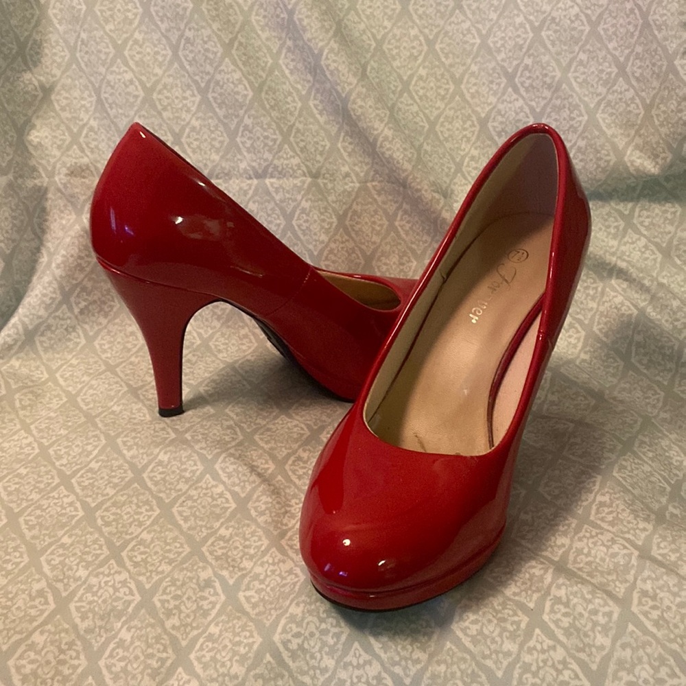 Cambridge select Classic Round Toe Platform High Heel pump. Red 7.5 Loris